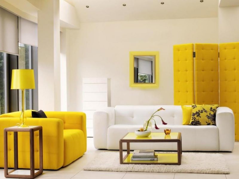 غرفة معيشة بالأبيض والأصفر